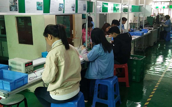 2.獨立生產流水線，工人上班圖